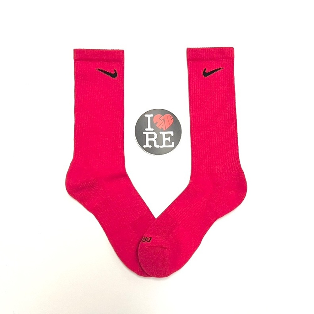 Nike 1 PAIR of RASPBERRY CREW SOCKS SIZE
8-12 HIGH one sizes fits most NWOT
